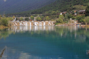 宁静湖水映远山美景