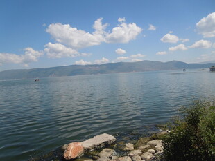 湖畔风光 宁静湖水与蓝天