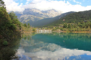 秀丽山水间的澄澈湖泊