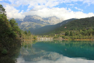 秀丽山水间的静谧湖泊