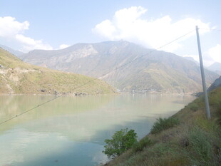 山间秀丽湖水风景图