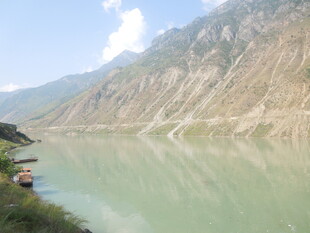 青山绿水间的静谧湖泊