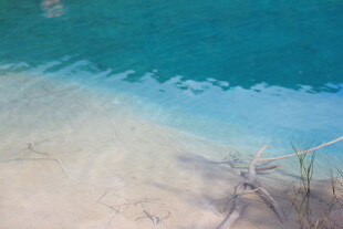 清澈海边沙滩与碧蓝海水