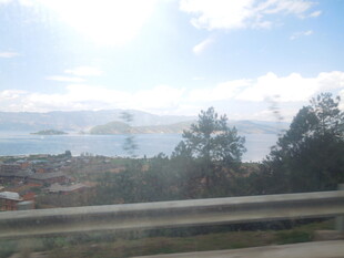 车窗外的湖光山色美景