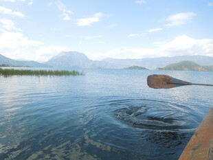 泛舟湖面赏山水美景