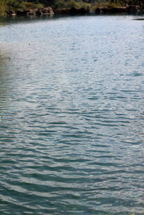 碧波荡漾的宁静湖水