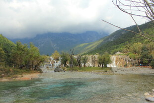 山间清澈河流与葱郁景致