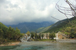山间清潭 云绕翠谷之景