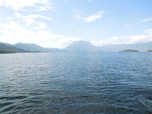 宁静湖面与远处山峦