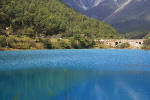 蓝湖青山间的宁静美景