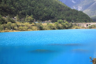 梦幻蓝湖 山林环绕美景