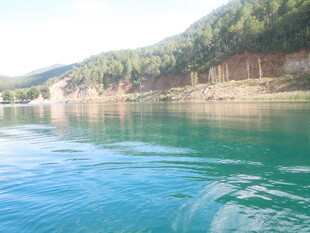 碧波青山间的宁静水域