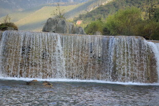 山间小瀑布景观