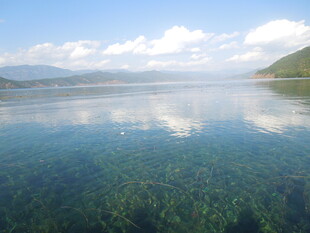 清澈湖水与蓝天青山倒影