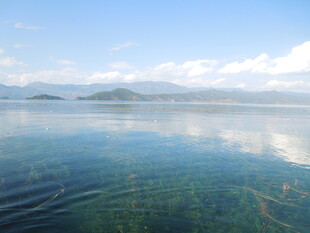 清澈湖水与远处山峦美景
