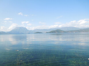 清澈湖面与远处山峦美景