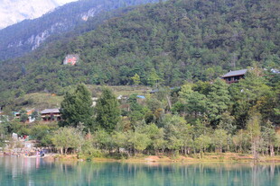 湖畔青山间的宁静村落