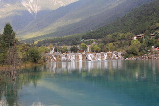 湖畔山水美景如画