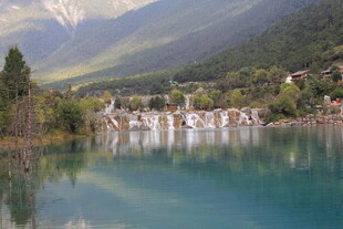 湖畔山水美景如画