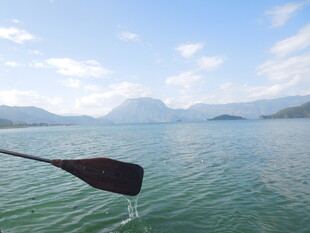 湖上划桨 畅享自然美景