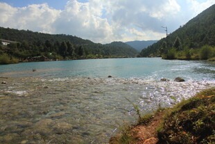 山间清澈湖泊美景