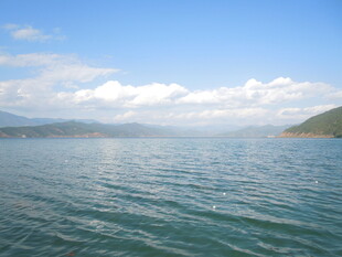 宁静湖景 蓝天白云相依