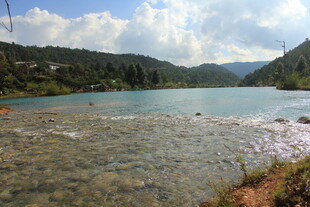 湖畔风光 清澈湖水与远山