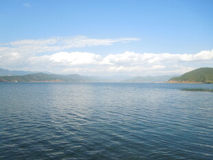 宁静辽阔的蓝色水域风光