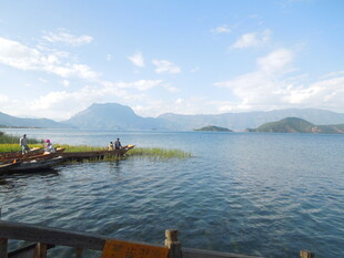 湖畔美景 远山近水相映