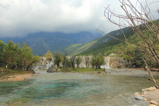 山间清澈河流与秀丽风光