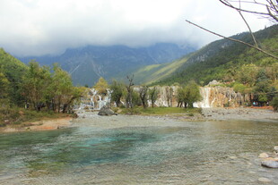 山间清澈溪流与秀丽风光
