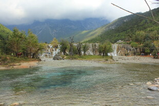 山间清澈溪流与葱郁景致