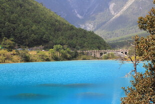梦幻蓝湖 山间绝美风光