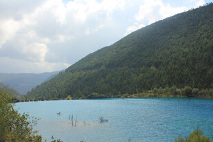 美丽湖景与青山相伴