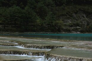 山间多彩叠瀑景观