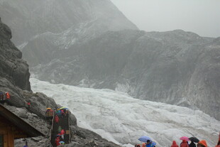 登山者攀登雪山场景