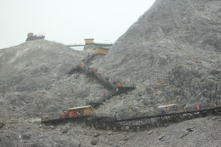 矿山作业场景中的机械设备