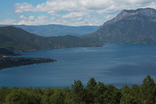 美丽湖景与远山绿树