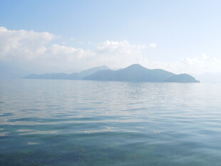 海上远山 碧波蓝天美景