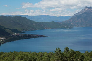 美丽湖景与远山风光