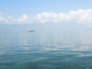 海上轻舟 碧波蓝天之景
