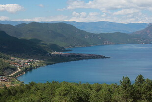 美丽湖景与青山相依