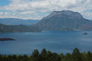美丽湖山风景图