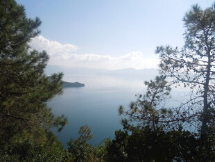 山林间眺望宁静蓝色湖泊