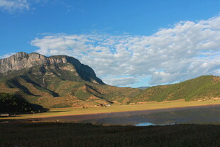 壮丽山峦与开阔草地景观