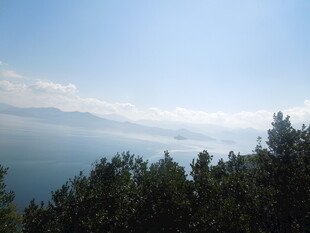 山巅远眺湖景与蓝天