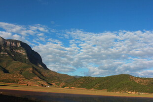 壮丽山景与蓝天白云