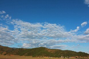 蓝天青山间的美丽云彩