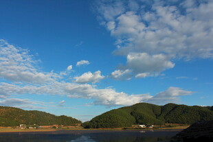 蓝天青山下的宁静景致