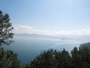 山巅远眺碧海蓝天美景